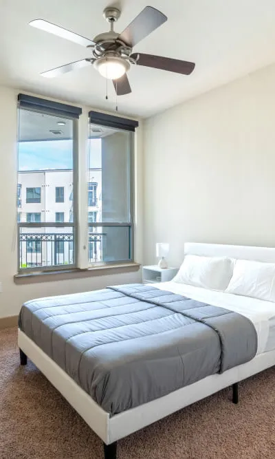 Executive 1BR Houston Balcony, Fast Wi-Fi and In-Unit Laundry