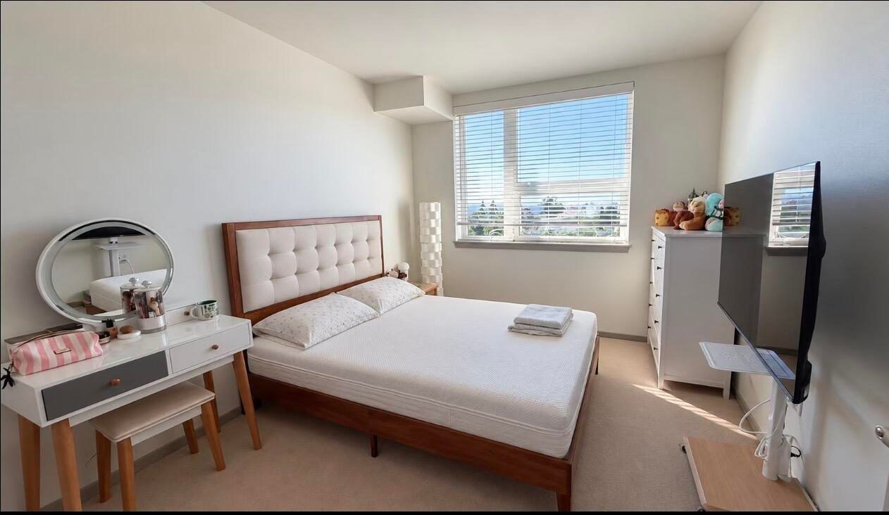 Top-Floor 1-Bedroom Apartment with Sunset Views and Spacious Windows in Renton