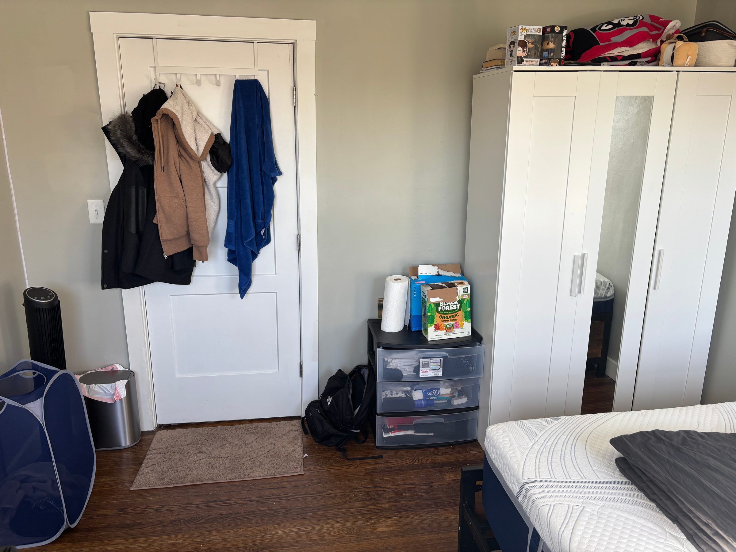 Bedroom in JP - Looking for male