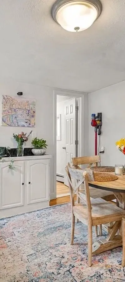 Southie 1 Bed + Bonus Room with Private Porch