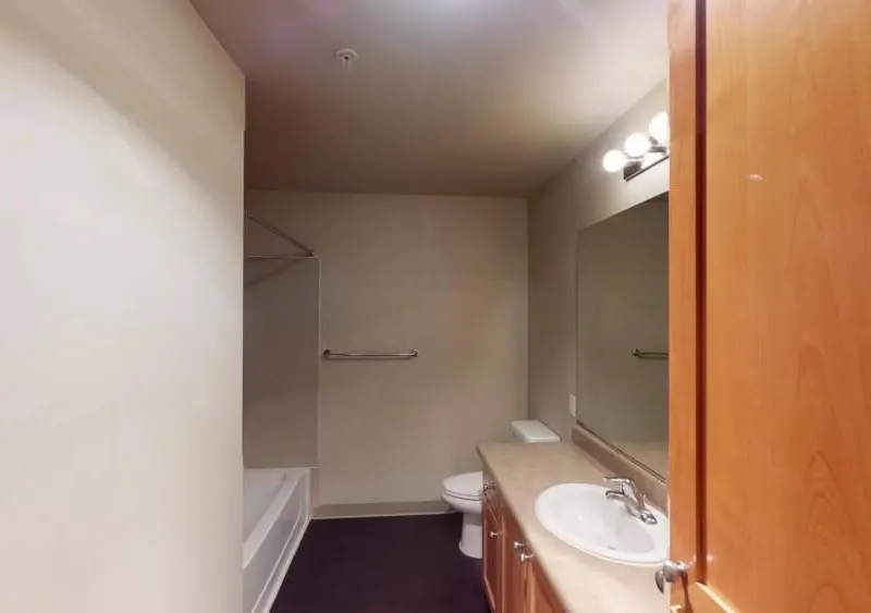 Modern & Spacious 2B2B (982 sqft) near UW | Base Rent | South-Facing Sunny High-Floor | Official Sublease