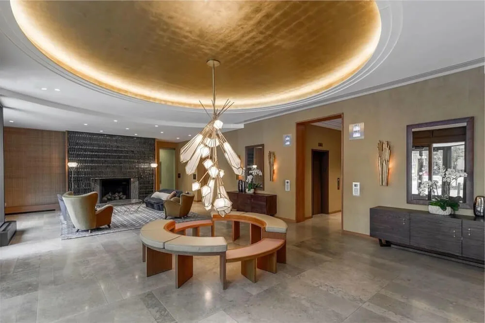 Modern Hell’s Kitchen Room in Luxury Building