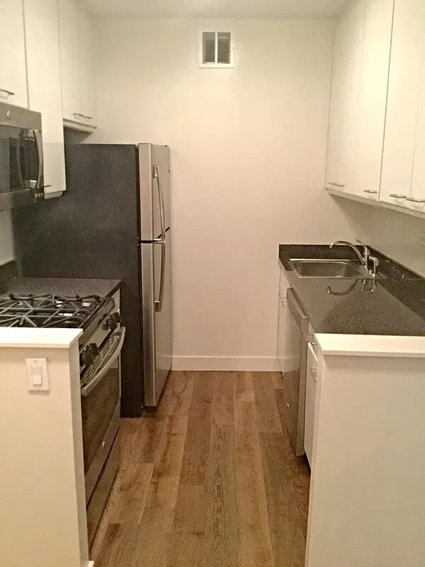 Modern Hell’s Kitchen Room in Luxury Building