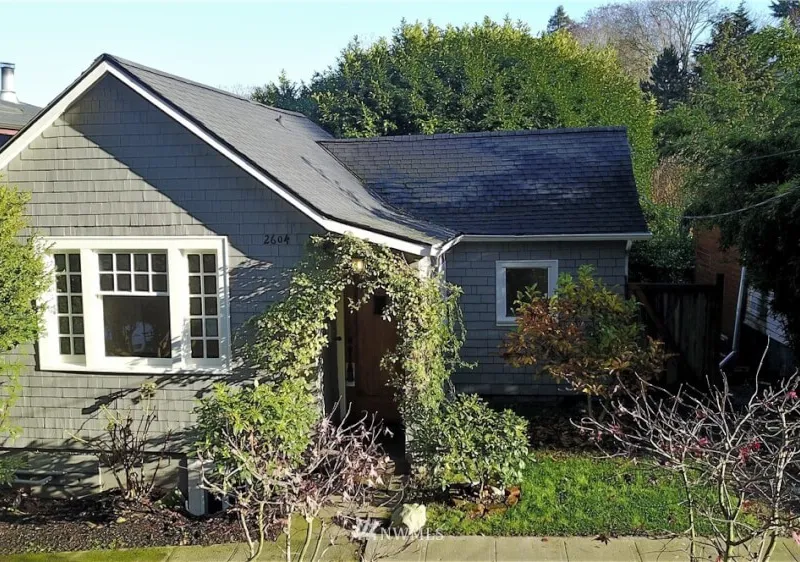 Upper Queen Ann 2 bed 1 bath unit