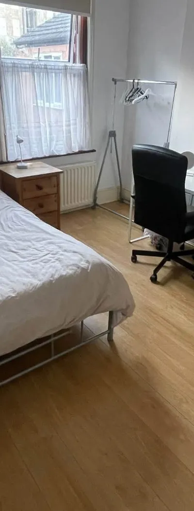 Bright*Clean*Central* Large double bedroom in 3-bedroom house