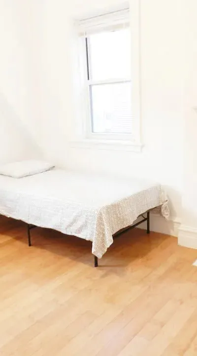 Private Room in Jackson Heights!