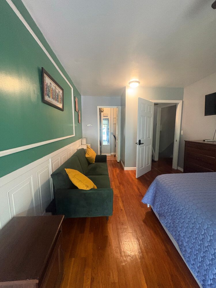 Cozy Queen Bedroom in South Brooklyn