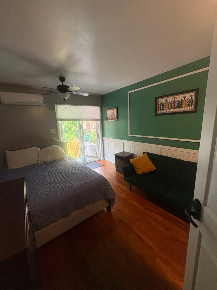Cozy Queen Bedroom in South Brooklyn