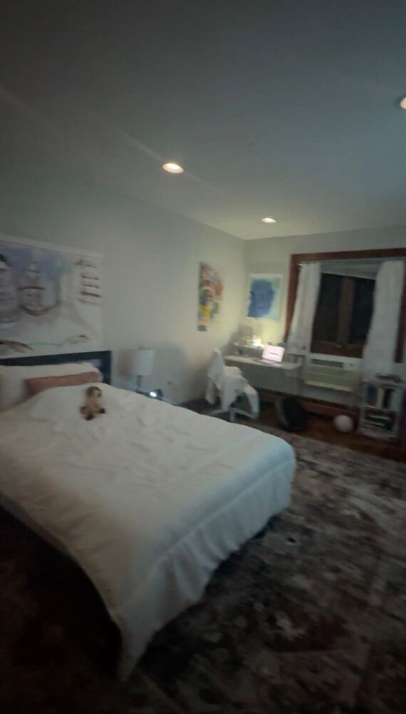 Big cozy room 20 minutes from Midtown Manhattan with workout gear and great wifi