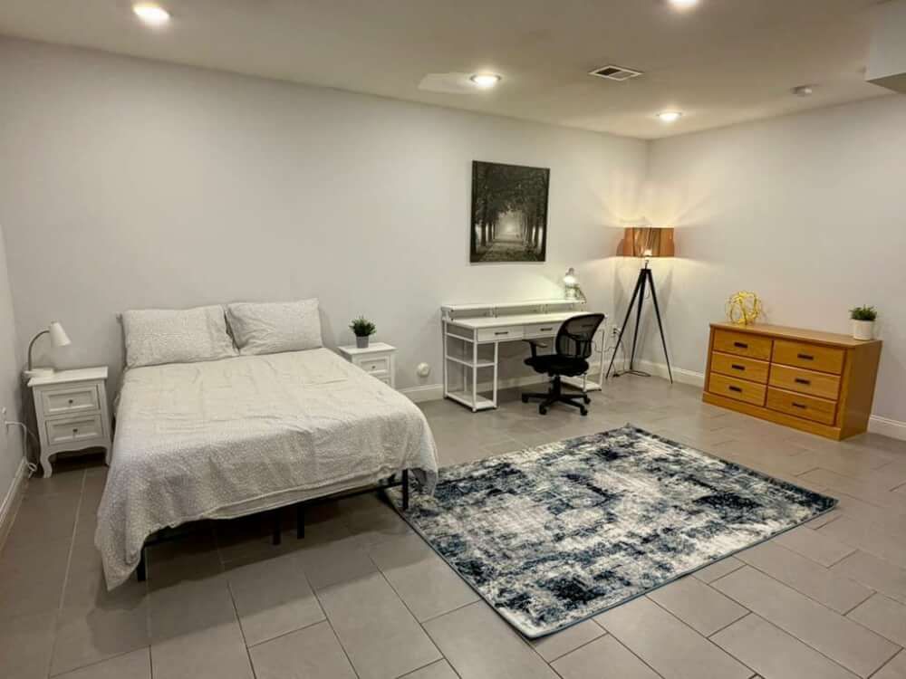 Huge Room W Private Half Bathroom and Easy Parking