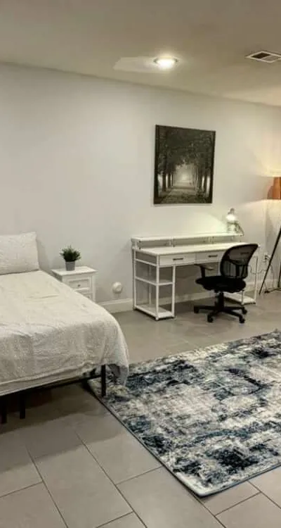 Huge Room W Private Half Bathroom and Easy Parking