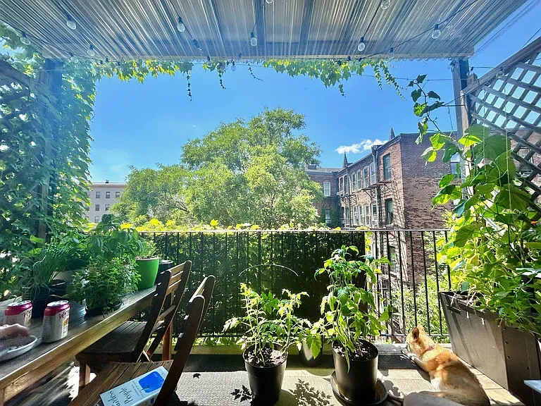 Cozy room in South End Apartment
