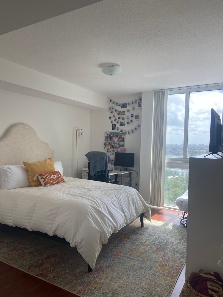 FEMALE ROOMMATE WANTED - MIAMI | 2 BED / 2 BATH | 1-YEAR LEASE
