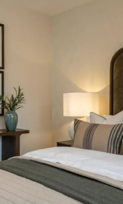 Short-Term Master Bedroom with Private Bathroom in Colindale Garden | London