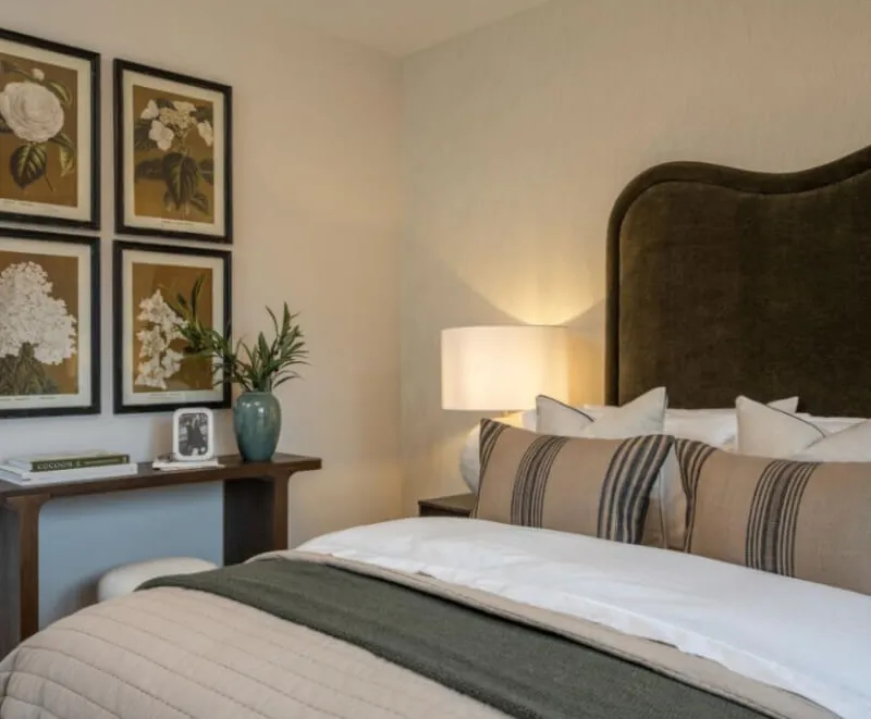Short-Term Master Bedroom with Private Bathroom in Colindale Garden | London