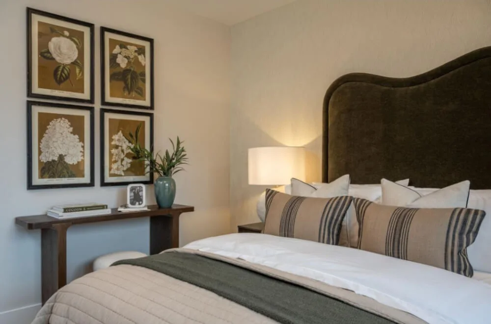 Short-Term Master Bedroom with Private Bathroom in Colindale Garden | London