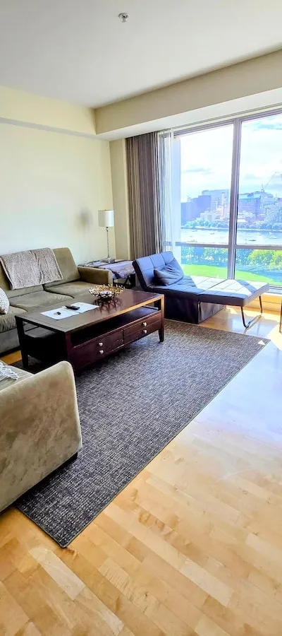 Lrge 1 BR Apt | River View | Modern Bldg | High Fl