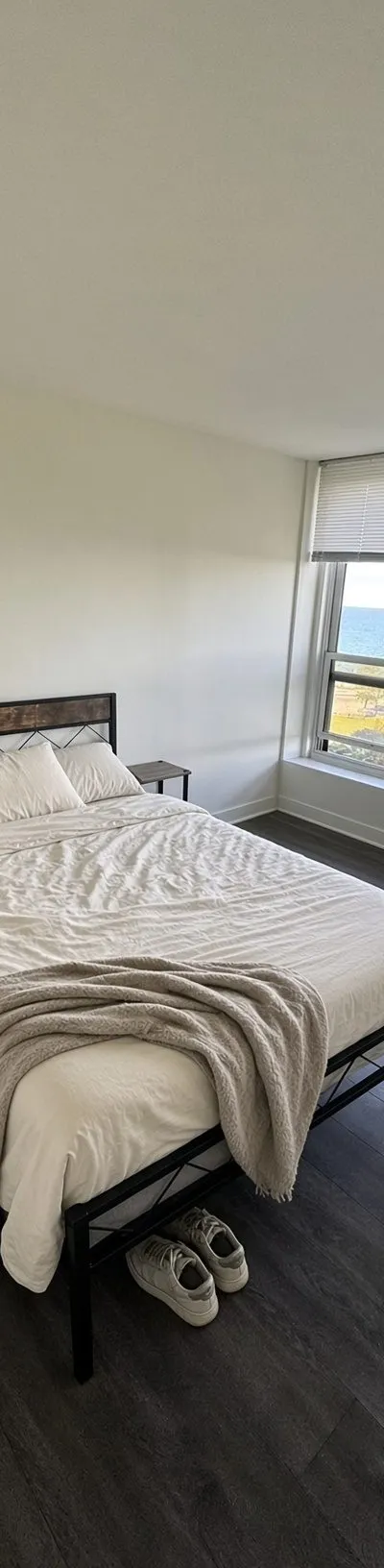 Stunning Lake Michigan View 1BR with En-Suite Bath in 2B2B at Regents Park | Male Only | Near UChicago