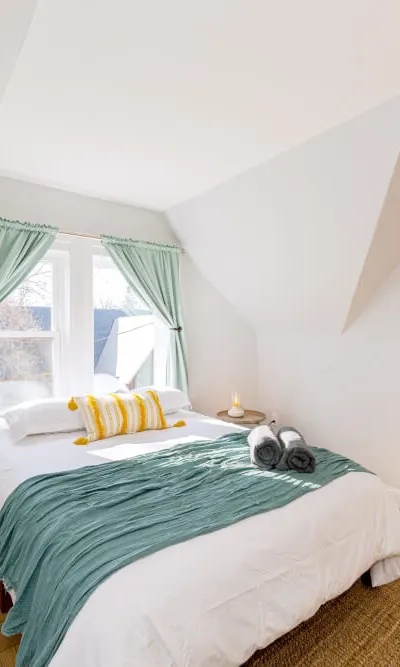 Bright and Modern 3-bedroom, 2-bath apartment one block from Yale SOM
