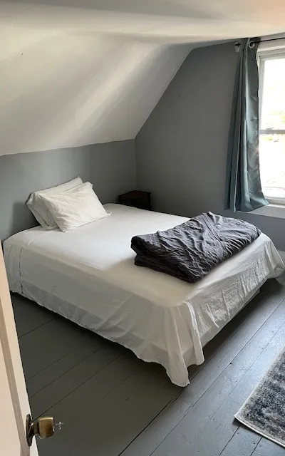 Cozy Suburban Bedroom in Historical Home Near Hospitals