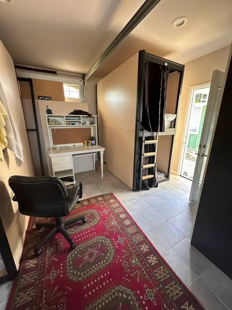 Shared room for 6 men (one place)