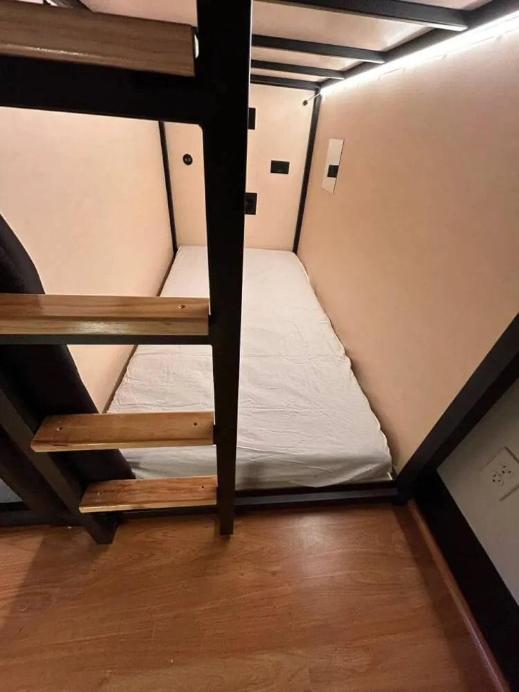 Shared room for 6 men (one place)