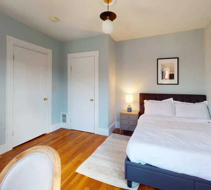 Private room in Oak Square