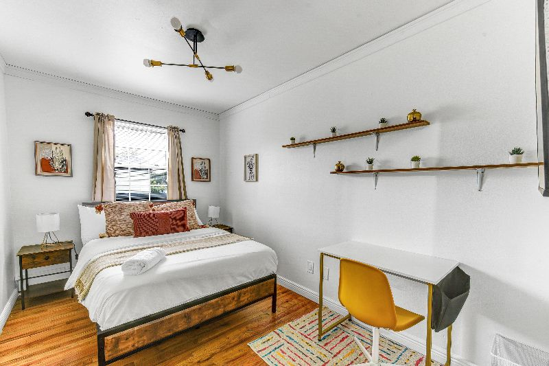 Beautiful clean room conviently located near ... - Bedroom 1
