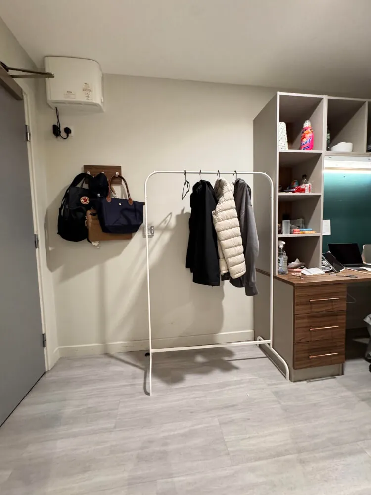 South-Facing Ensuite in 3-Bed Flat at Toybox Birmingham | 1 Stop to UoB & City Centre | Great Amenities