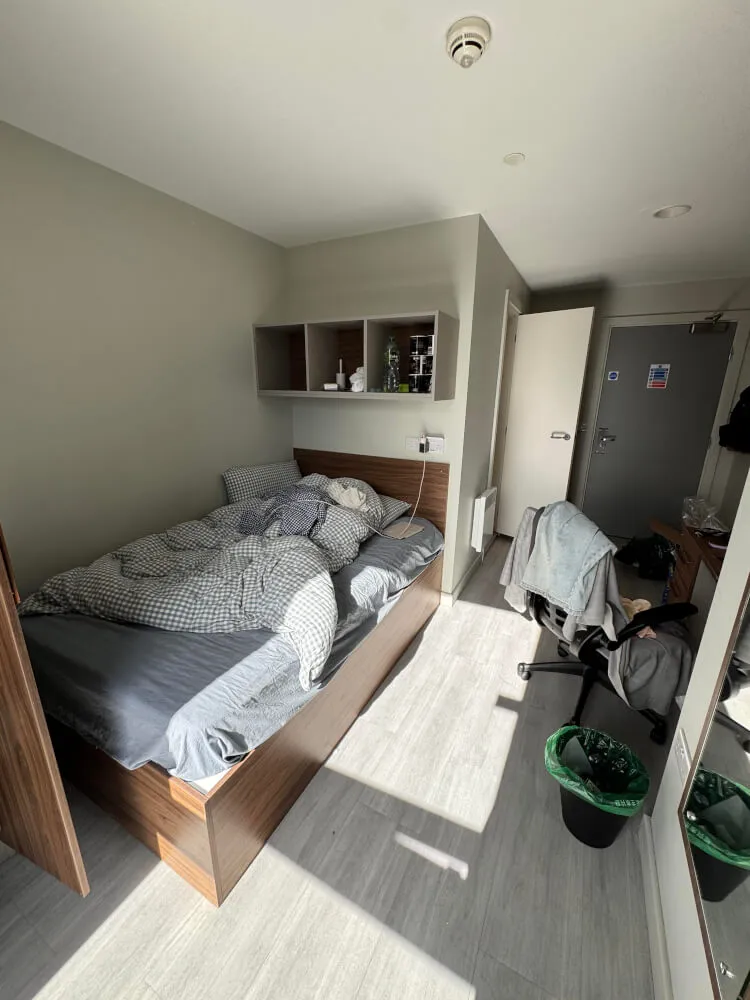 South-Facing Ensuite in 3-Bed Flat at Toybox Birmingham | 1 Stop to UoB & City Centre | Great Amenities
