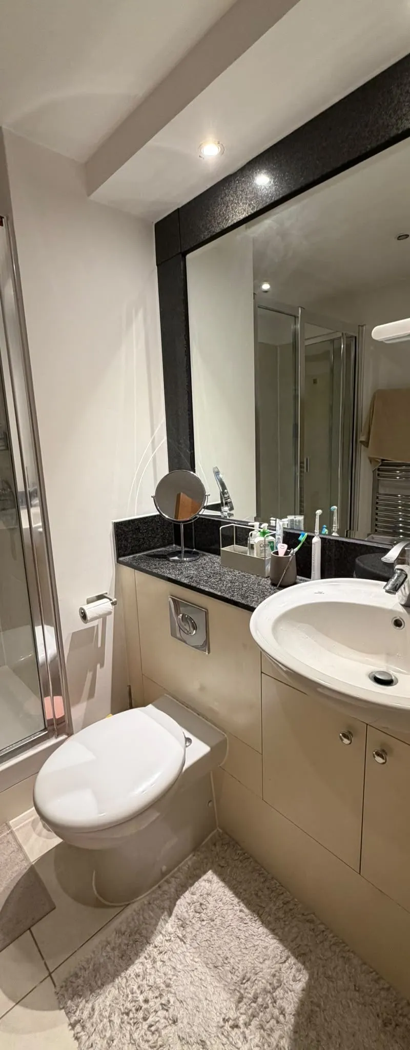 Furnished en-suite in river view apartment